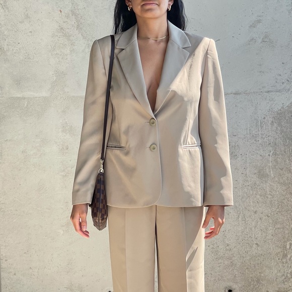 SUIT - Picture 4 of 7